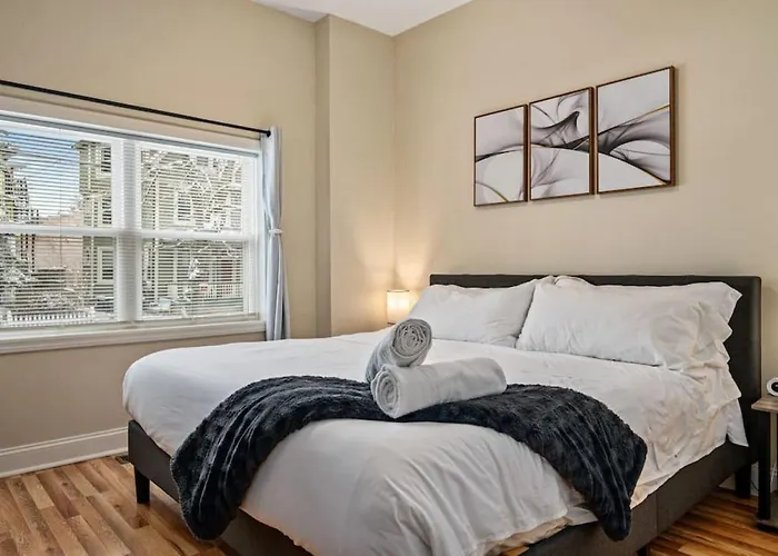 Upscale Shadyside Double King Suite, Private Entrance With Front Porch
