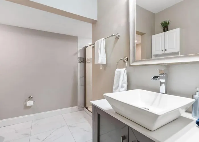 Upscale Shadyside Double King Suite, Private Entrance With Front Porch