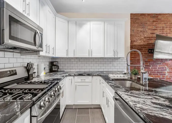 Upscale Shadyside Double King Suite, Private Entrance With Front Porch *