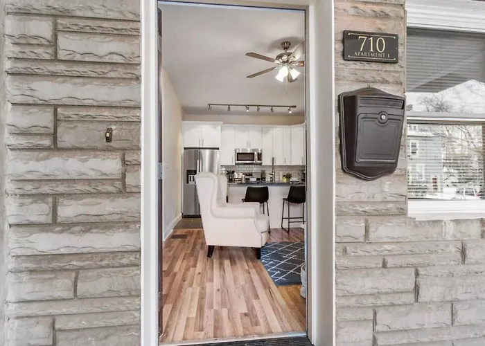 Upscale Shadyside Double King Suite, Private Entrance With Front Porch *